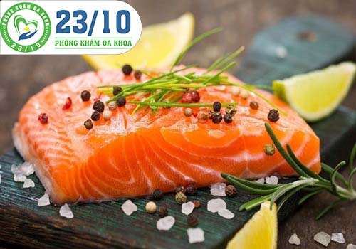 Cá hồi chứa nhiều axit omega có khả năng chống viêm hiệu quả.